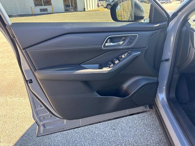 Used 2025 Nissan Rogue Platinum w/ Tech Package image 22