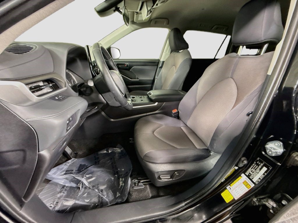 Used 2025 Toyota Highlander LE FWD image 21