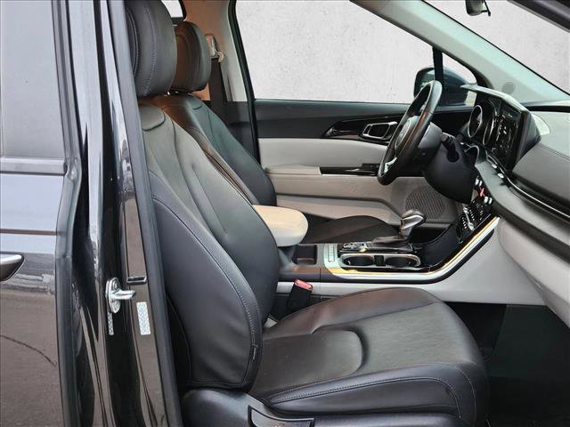 Used 2024 Kia Carnival EX image 18