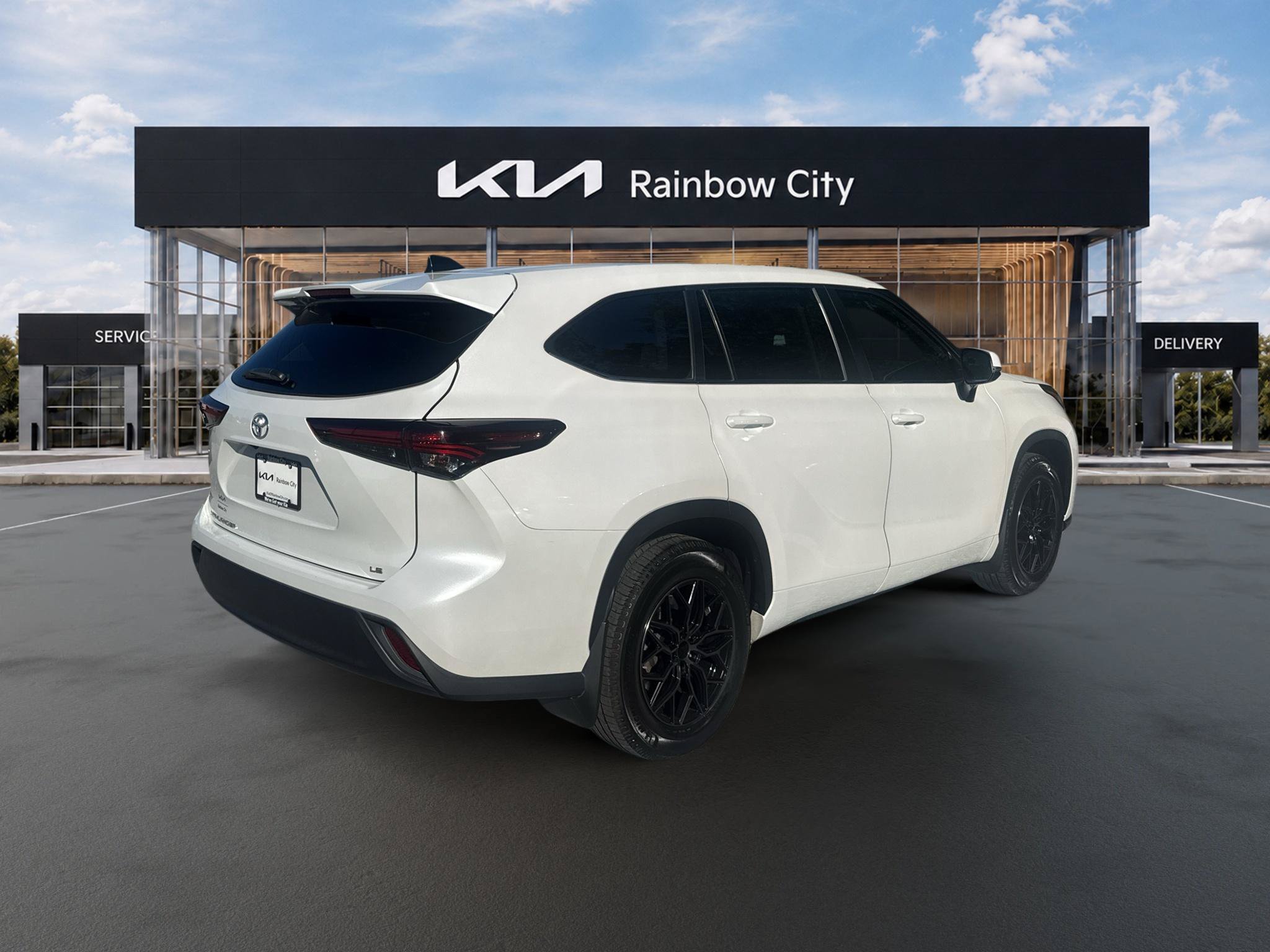 Used 2024 Toyota Highlander LE FWD image 6