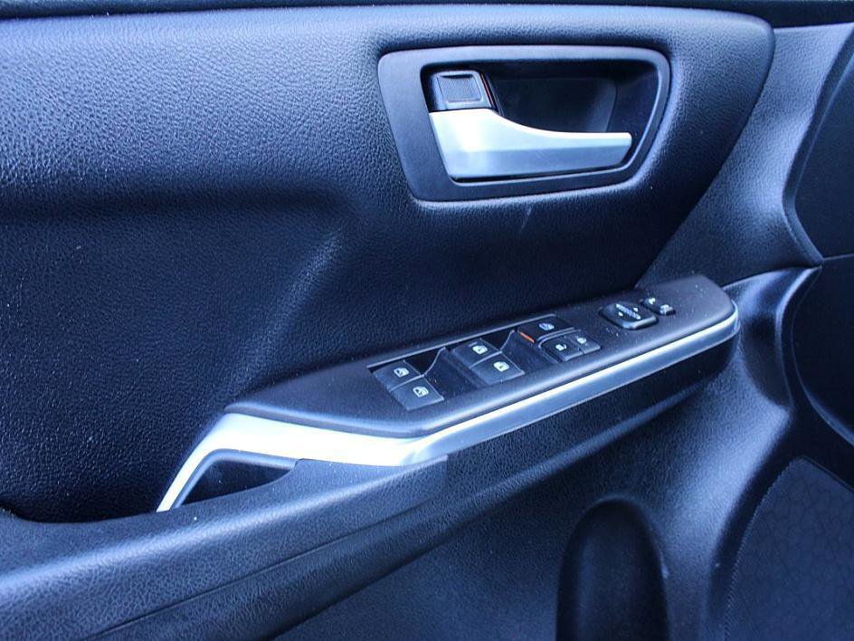 Used 2017 Toyota Camry SE image 9