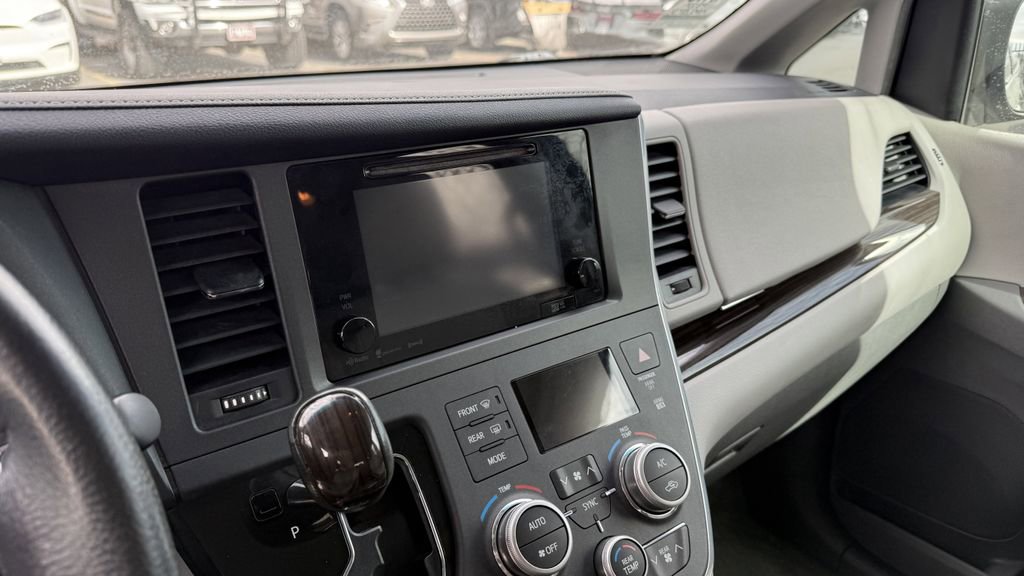 Used 2017 Toyota Sienna XLE w/ XLE Navigation Package image 4
