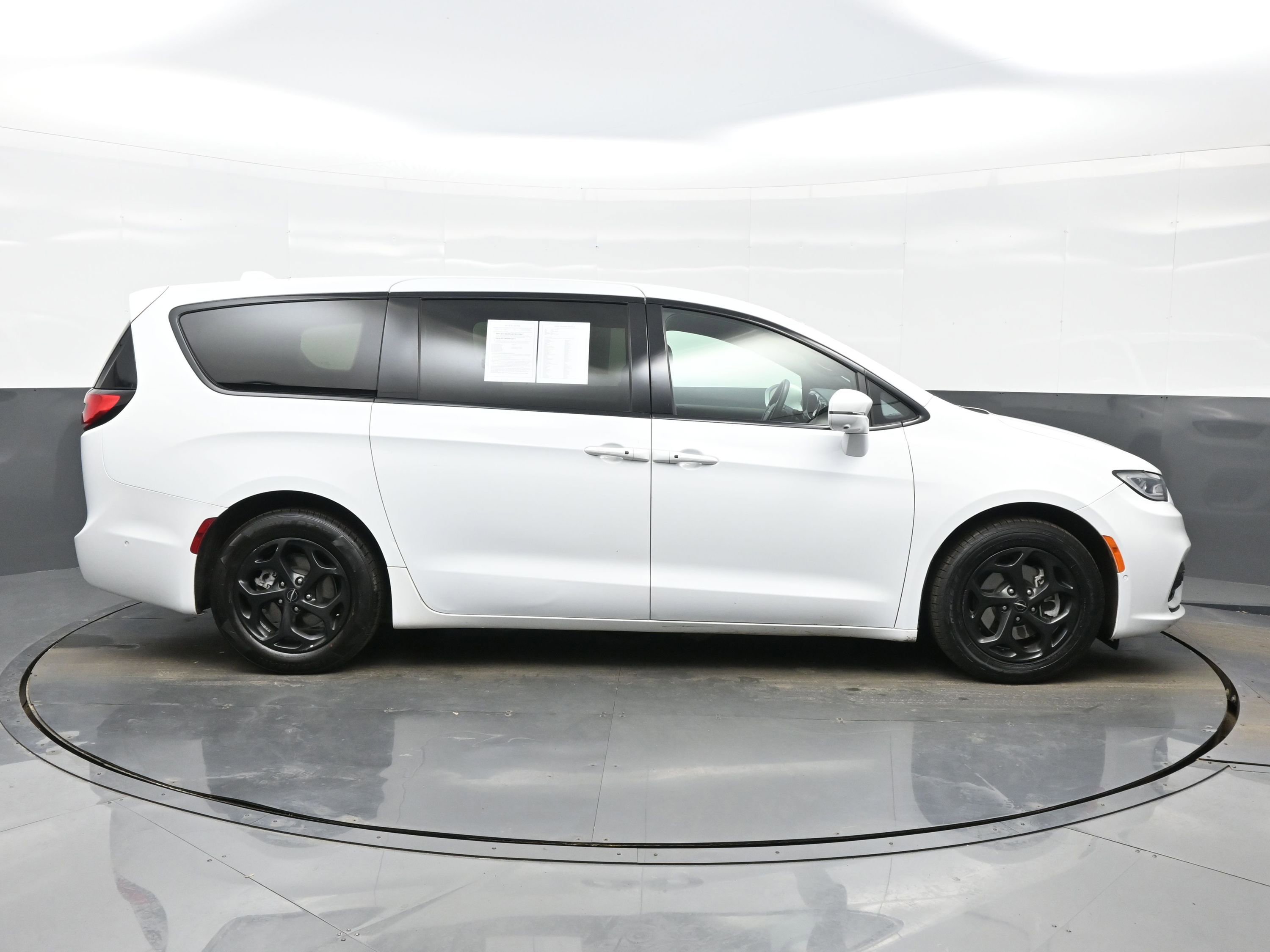 Used 2022 Chrysler Pacifica Touring-L w/ Uconnect Theater Family Group image 7