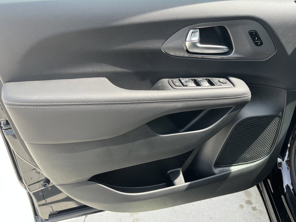 Used 2025 Chrysler Pacifica Select image 13