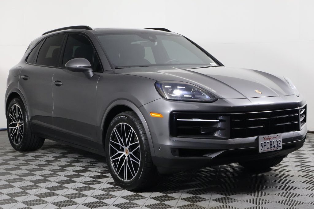 Used 2025 Porsche Cayenne AWD/4WD image 3