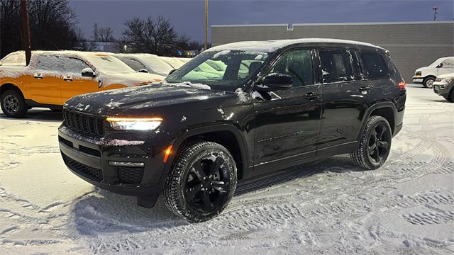 Used 2024 Jeep Grand Cherokee L Limited w/ Black Appearance Package image 2