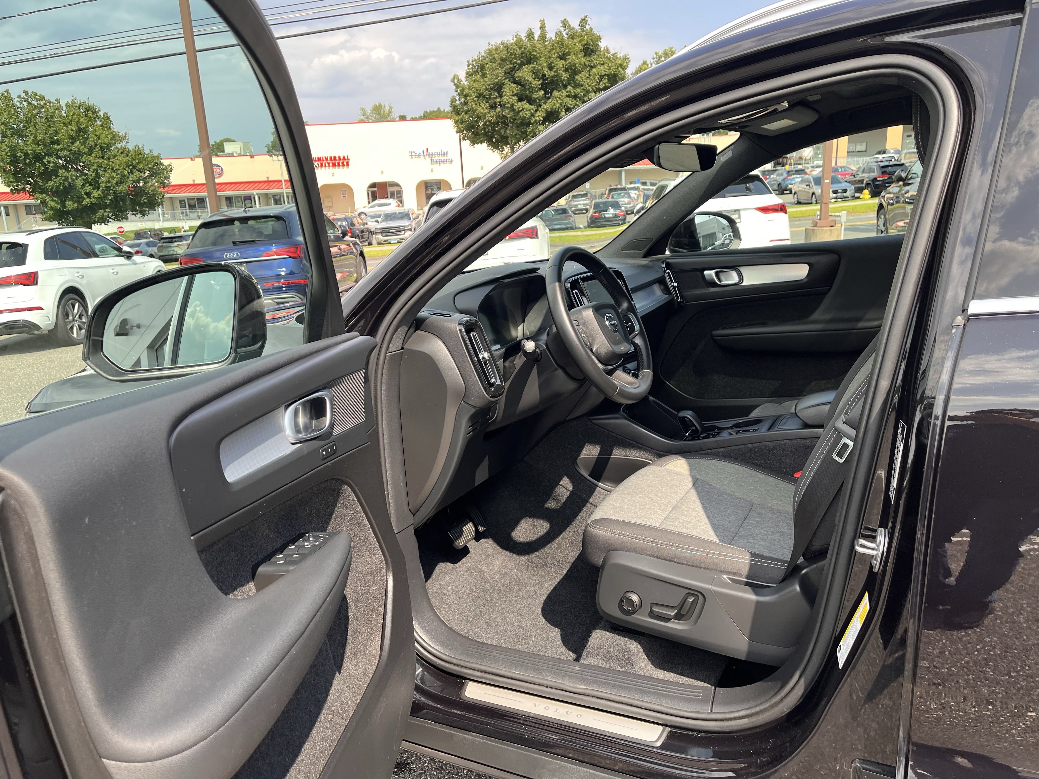 Certified 2025 Volvo XC40 B5 Core AWD/4WD image 7