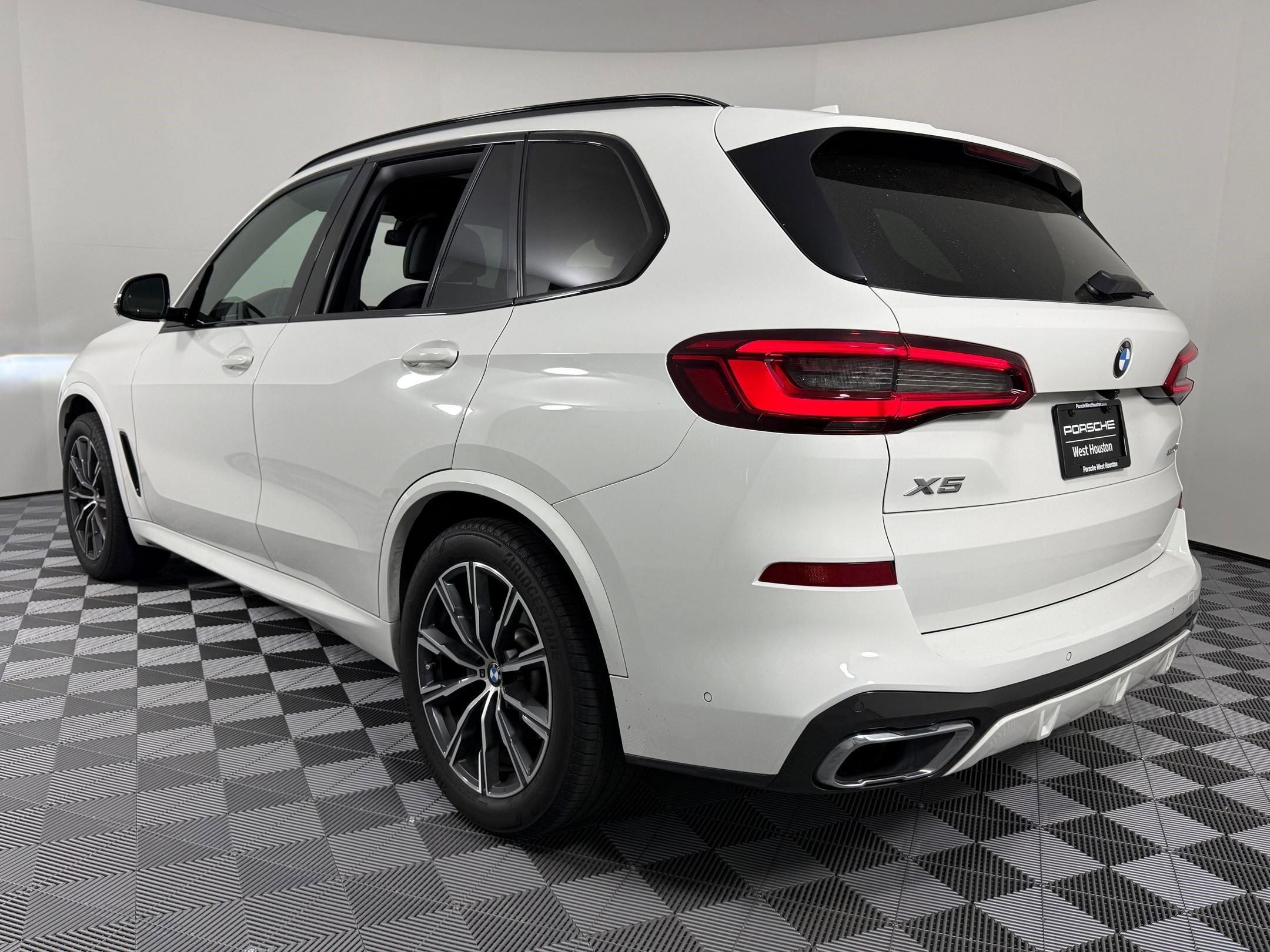 Used 2019 BMW X5 xDrive40i w/ M Sport Package image 3