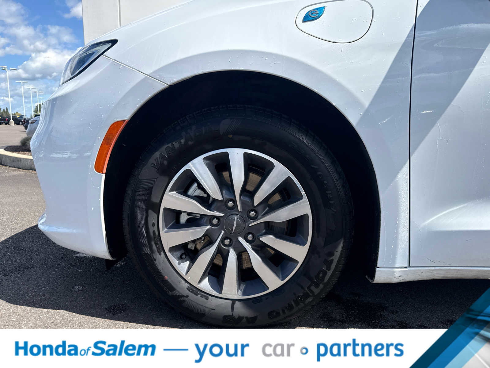 Used 2024 Chrysler Pacifica Select image 8