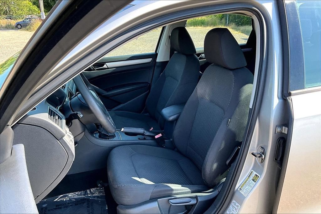 Used 2013 Volkswagen Passat 2.5 S FWD image 9
