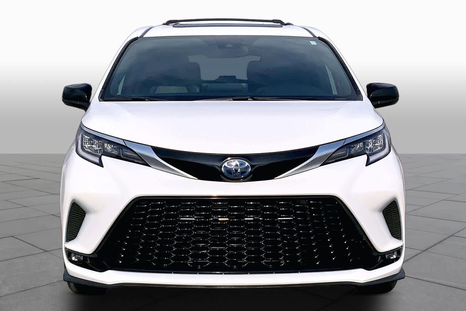 Used 2023 Toyota Sienna XSE w/ XSE Plus Package FWD image 4