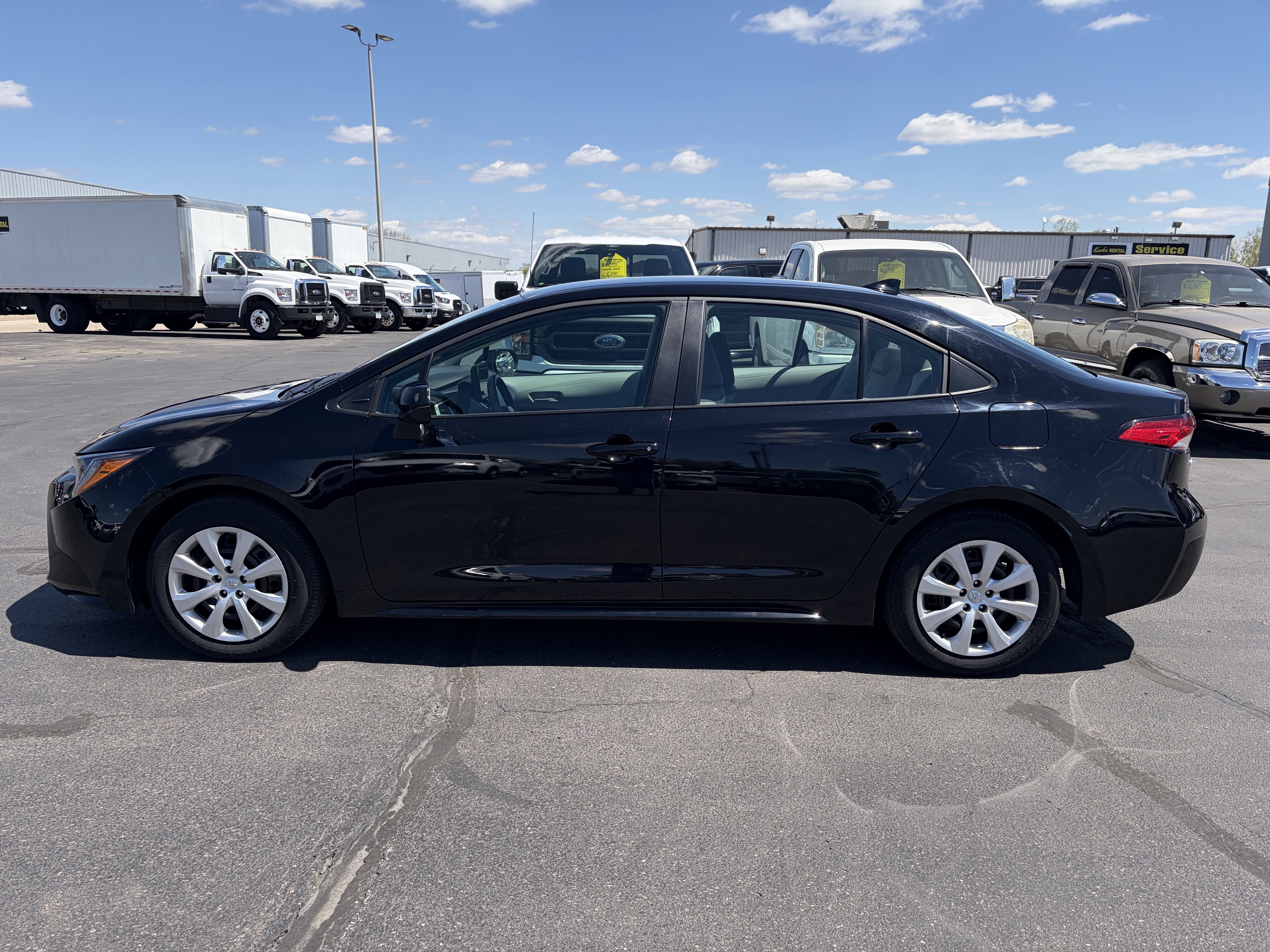 Used 2025 Toyota Corolla LE FWD image 2