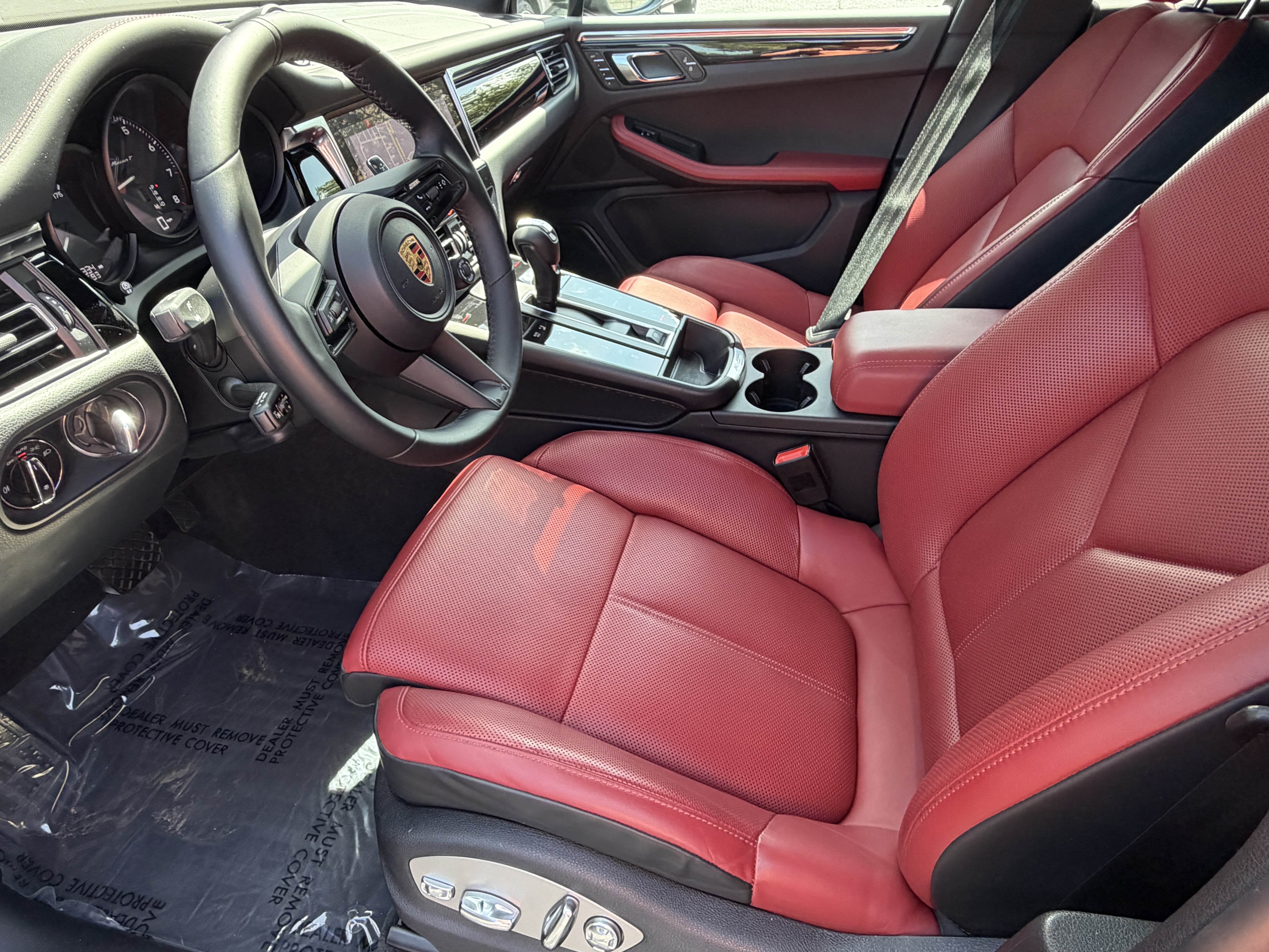 Certified 2023 Porsche Macan Turbo AWD/4WD image 4