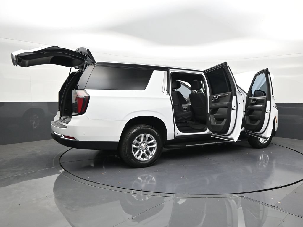Used 2025 Chevrolet Suburban LS RWD image 27