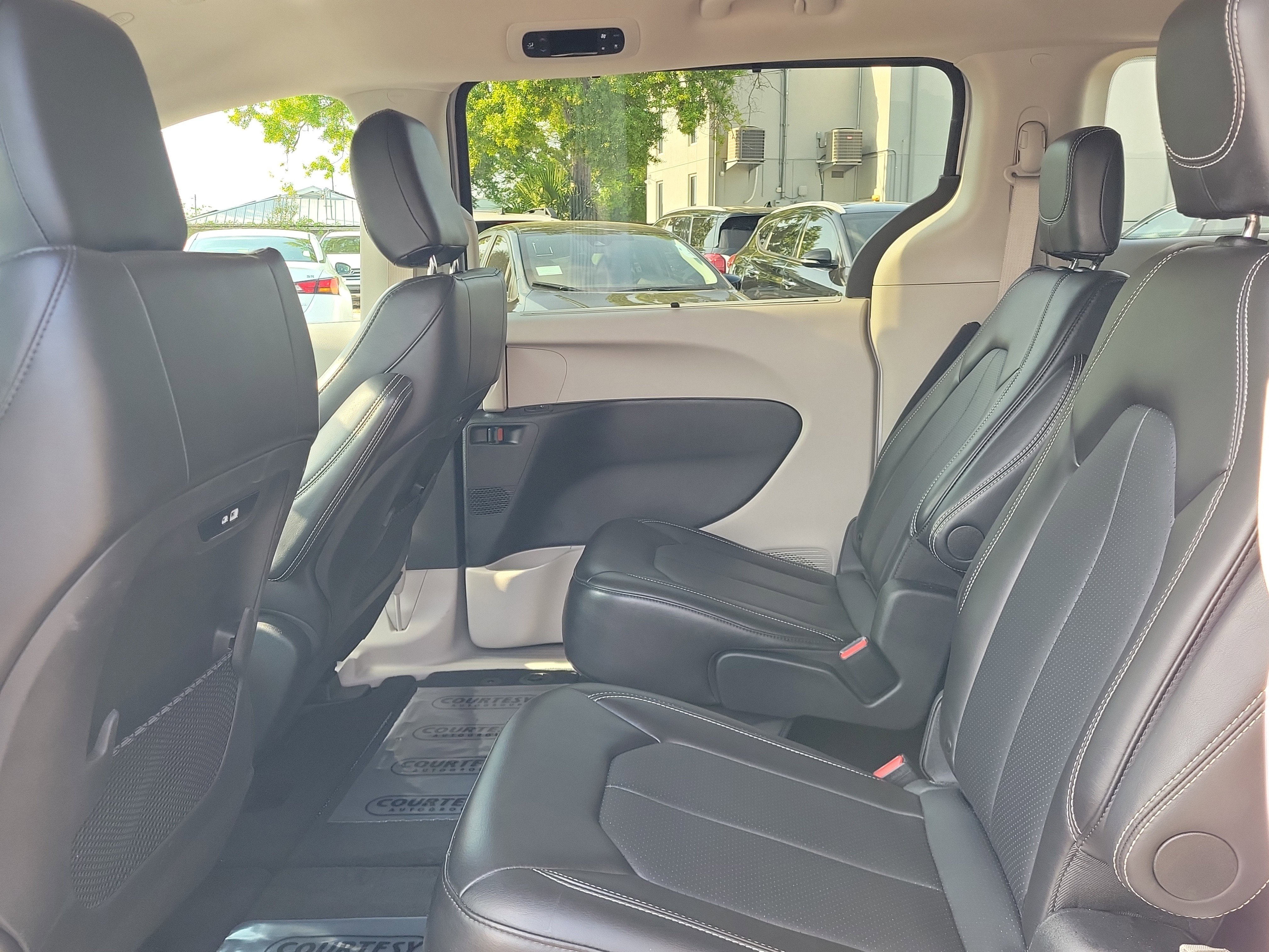 Used 2024 Chrysler Pacifica Touring-L image 13