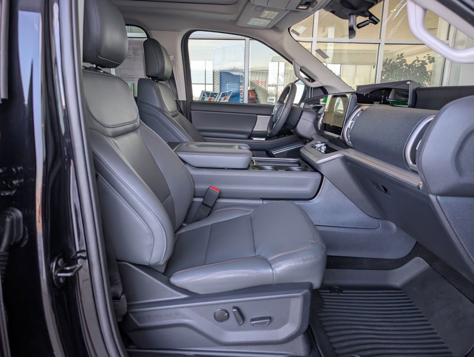 Used 2025 Ford Expedition Active image 44