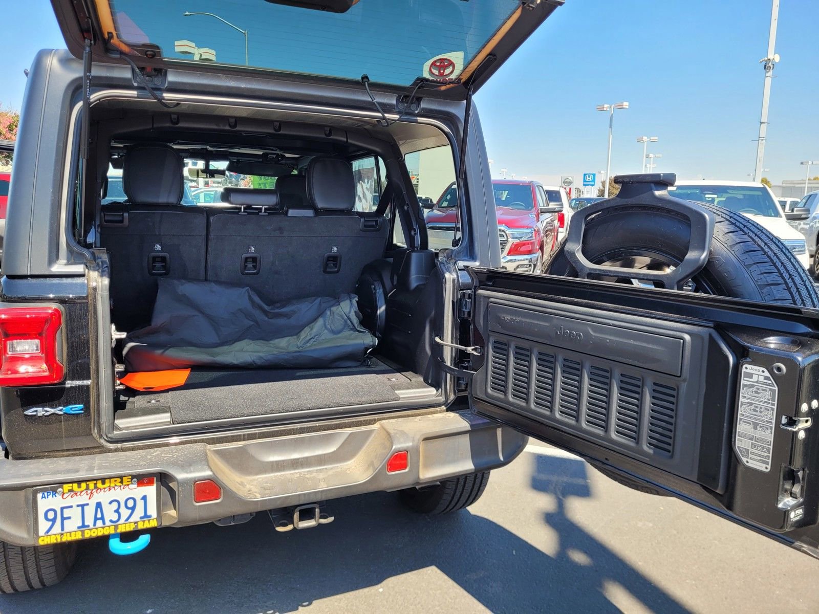 Used 2023 Jeep Wrangler Unlimited Sahara image 21