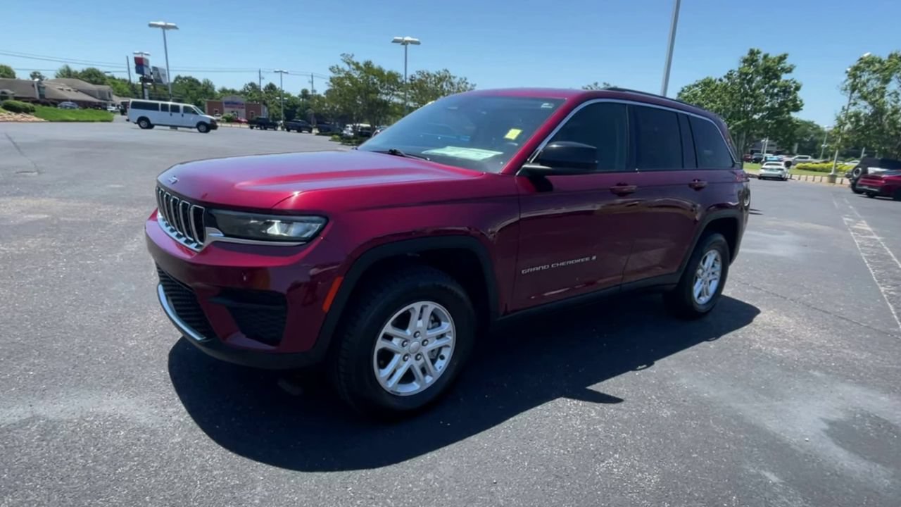 Used 2024 Jeep Grand Cherokee Laredo RWD image 4