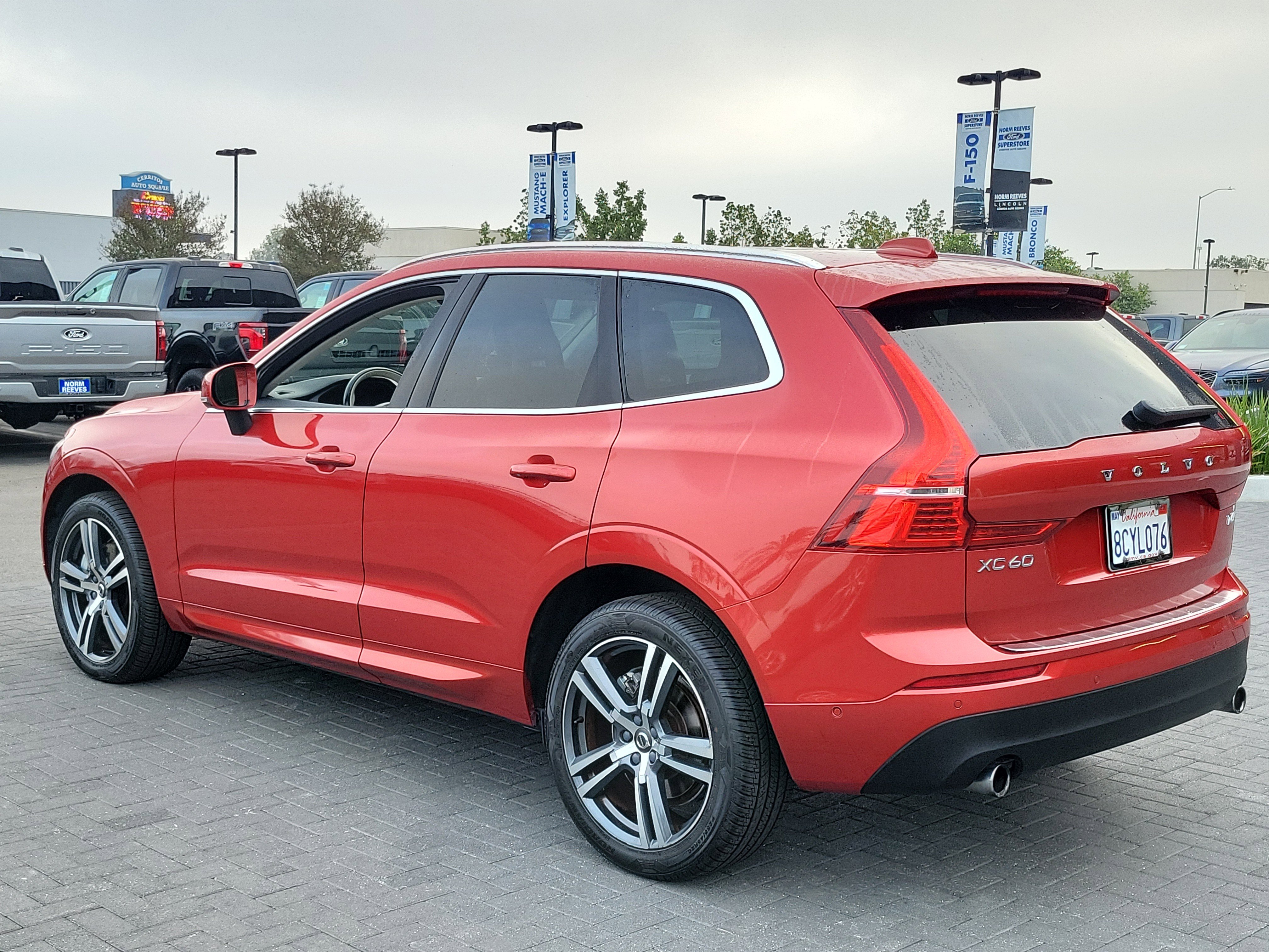 Used 2018 Volvo XC60 T6 Momentum w/ Convenience Package image 28