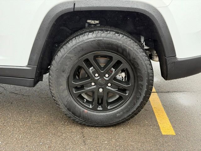 Used 2023 Jeep Grand Cherokee Laredo image 25