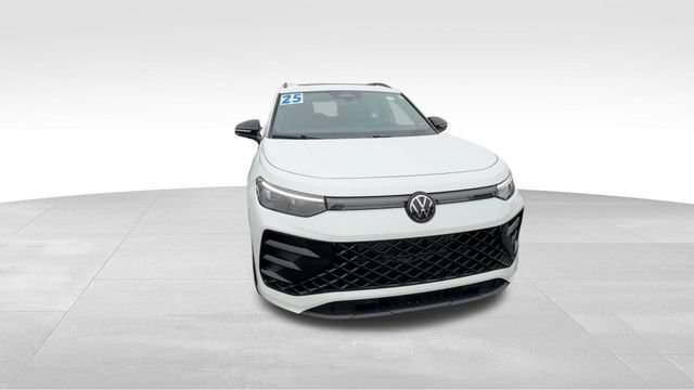 Used 2025 Volkswagen Tiguan SE R-Line AWD/4WD image 9
