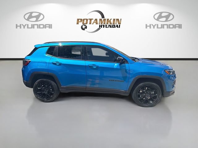 Used 2025 Jeep Compass Latitude w/ Altitude Special Edition AWD/4WD image 4