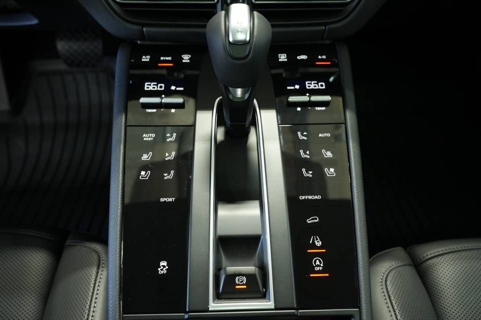 Certified 2025 Porsche Macan AWD/4WD image 23