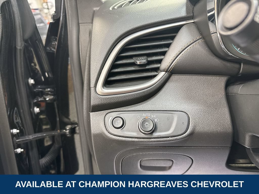 Used 2020 Chevrolet Trax LT w/ LT Convenience Package FWD image 23