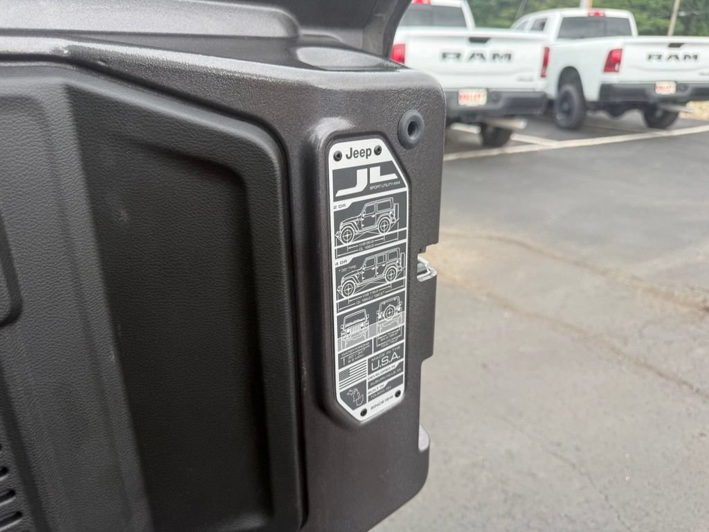 Used 2025 Jeep Wrangler Unlimited Sahara AWD/4WD image 45