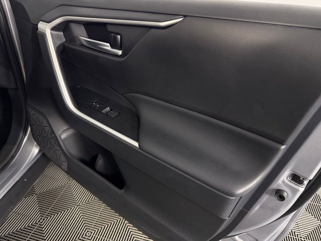 Used 2025 Toyota RAV4 XLE image 32