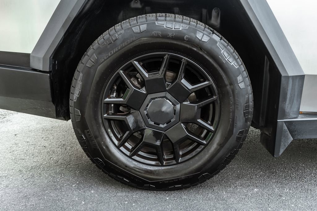 Used 2024 Tesla Cybertruck AWD Crew Cab image 29