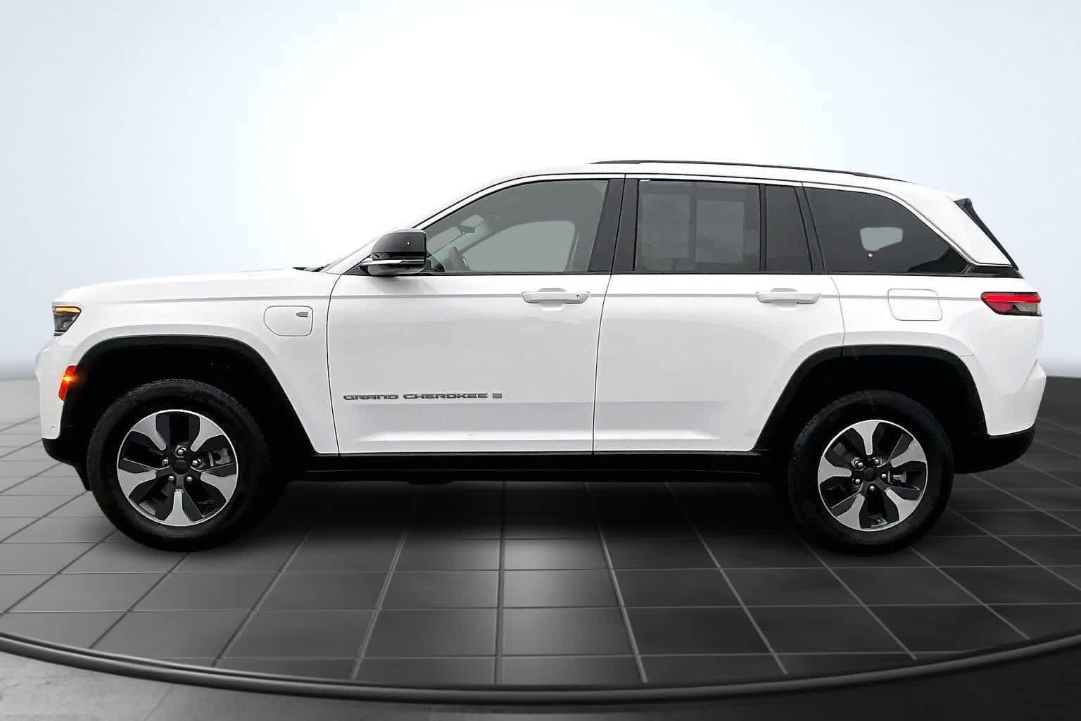 Used 2022 Jeep Grand Cherokee Limited 4xe w/ Luxury Tech Group II image 3