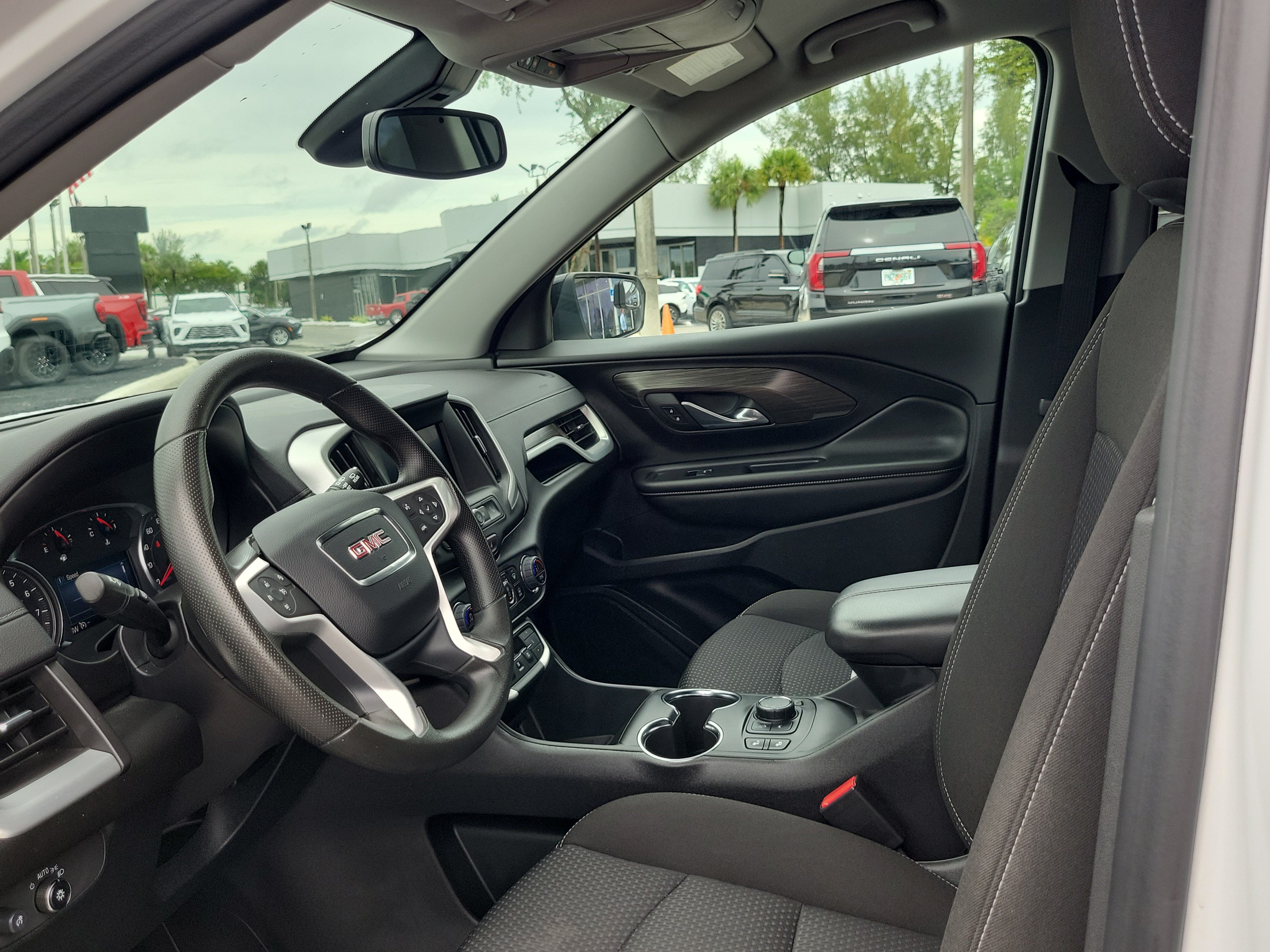 Used 2024 GMC Terrain SLE w/ Driver Convenience Package FWD image 11