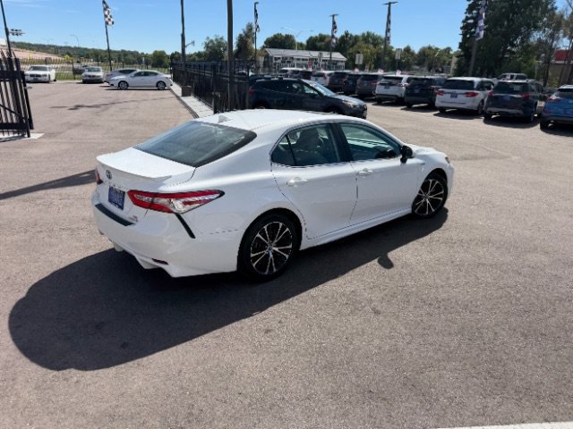 Used 2020 Toyota Camry SE w/ Sunroof Package FWD image 17