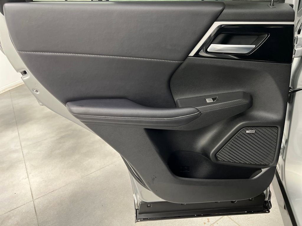 Used 2025 Mitsubishi Outlander SE image 16