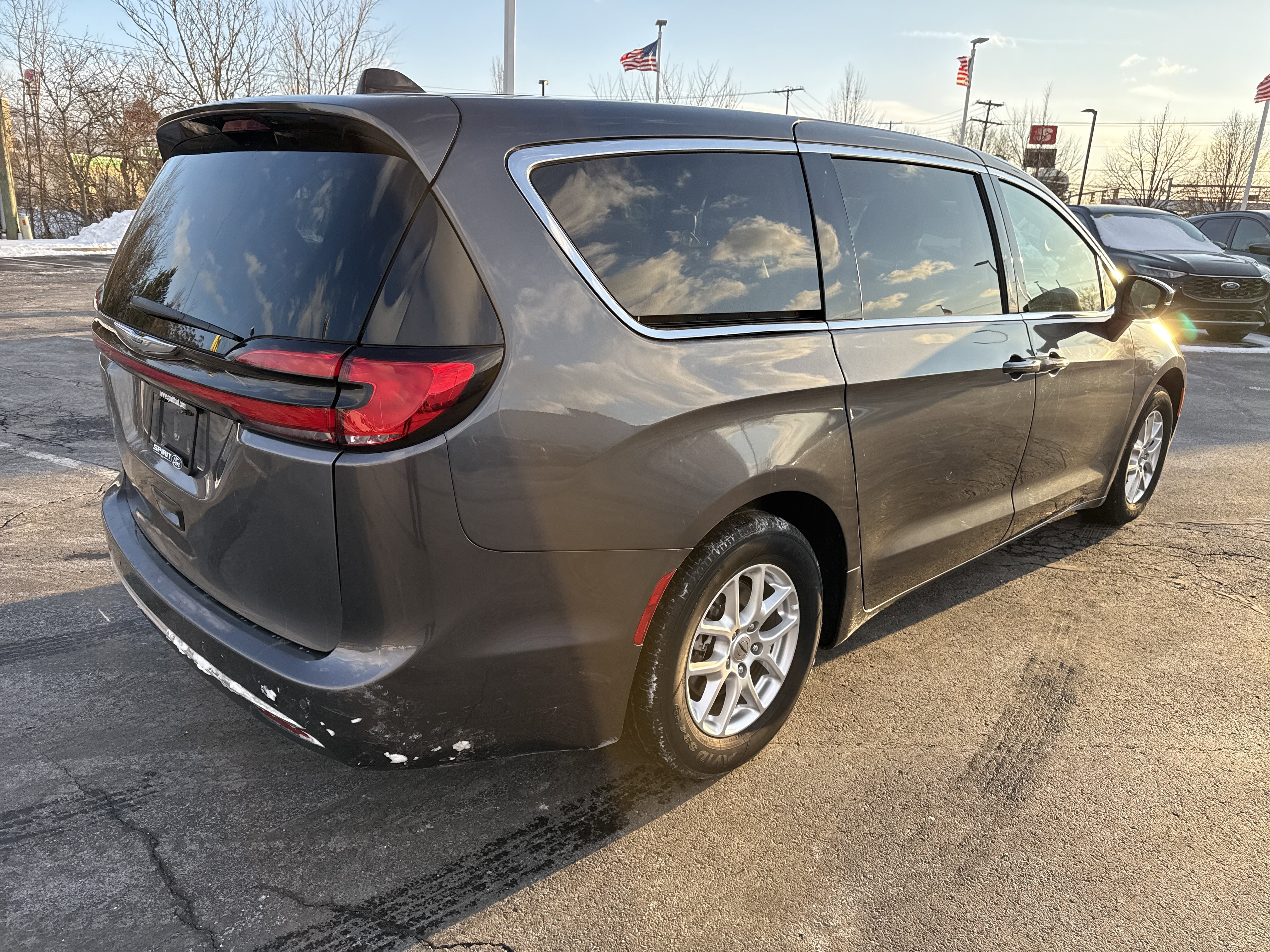 Used 2023 Chrysler Pacifica Touring-L image 8