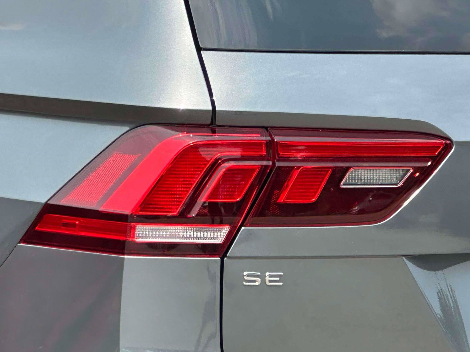 Certified 2023 Volkswagen Tiguan SE R-Line AWD/4WD image 8