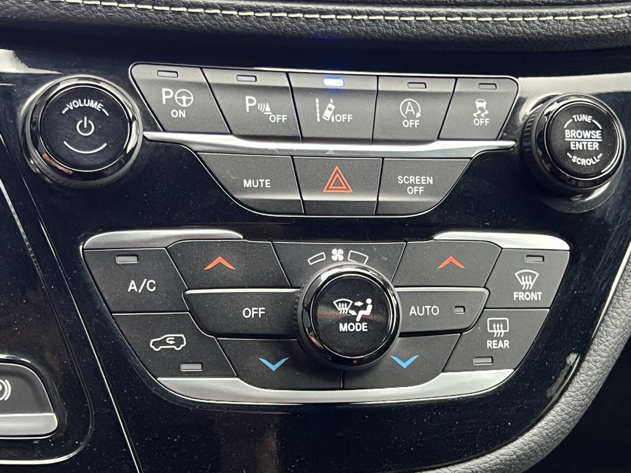 Used 2023 Chrysler Pacifica Touring-L w/ Uconnect Theater Family Group image 35