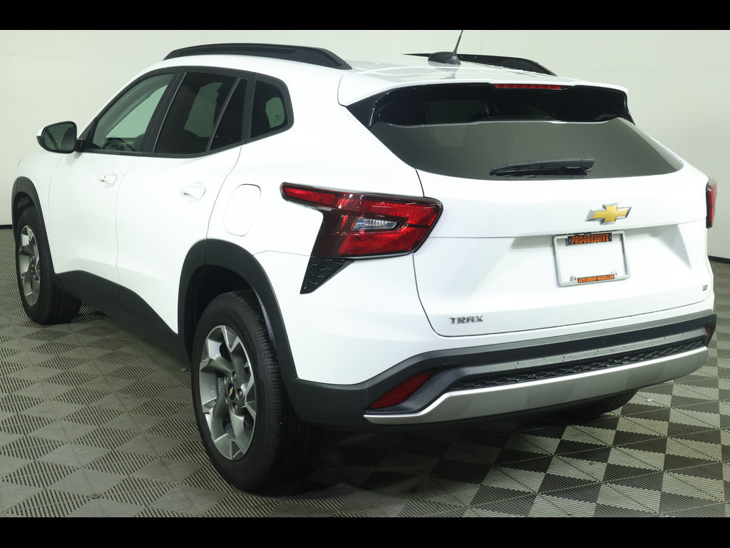 Certified 2025 Chevrolet Trax LT w/ Driver Confidence Package FWD image 14