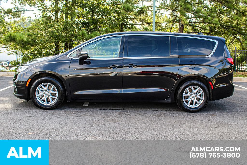 Used 2023 Chrysler Pacifica Touring-L FWD image 6