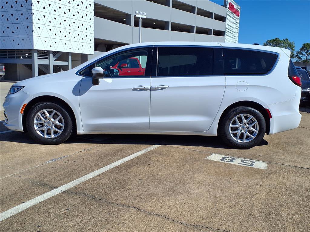Used 2023 Chrysler Pacifica Touring-L image 22