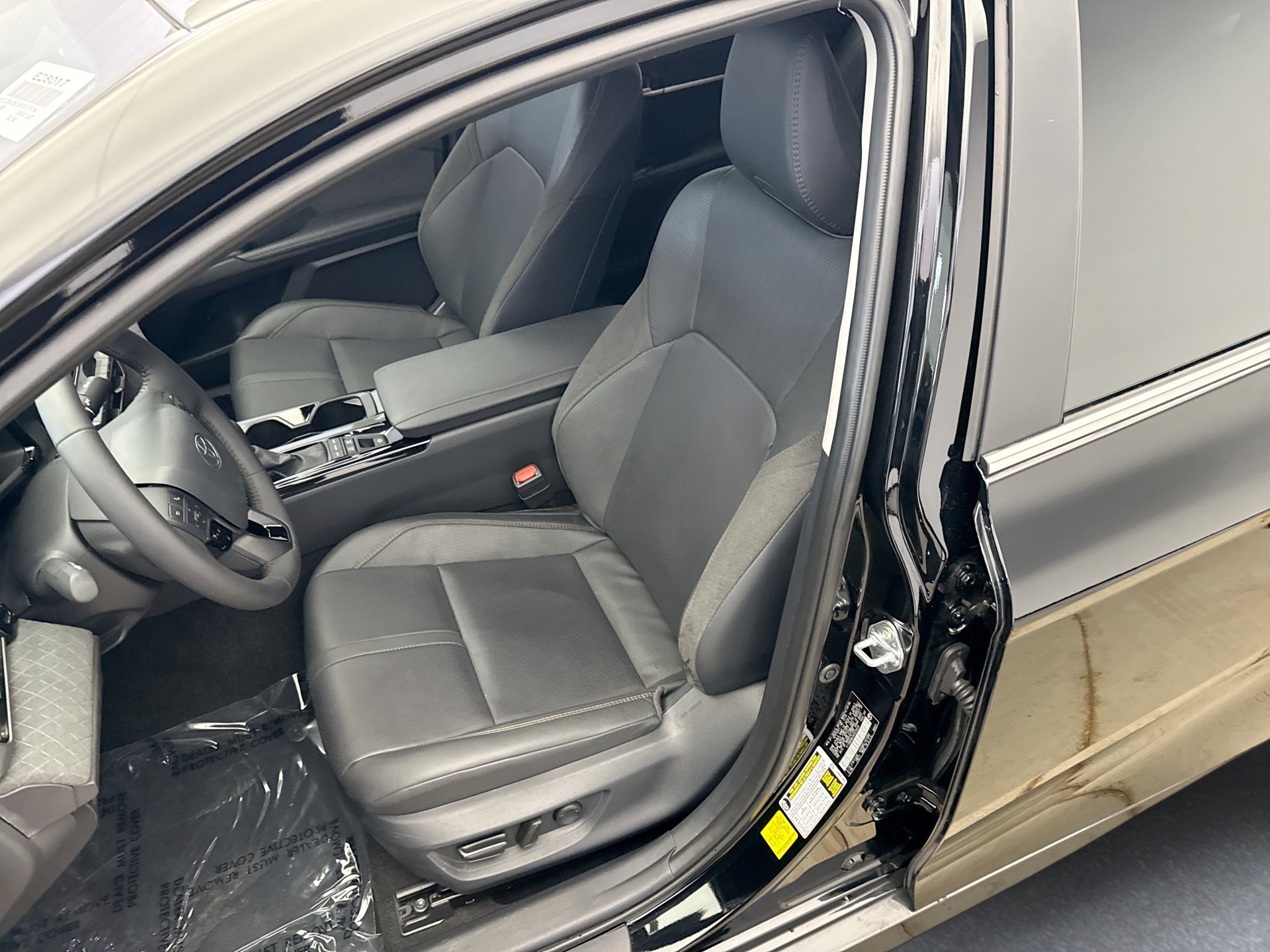 Used 2025 Toyota Camry XLE AWD/4WD image 11