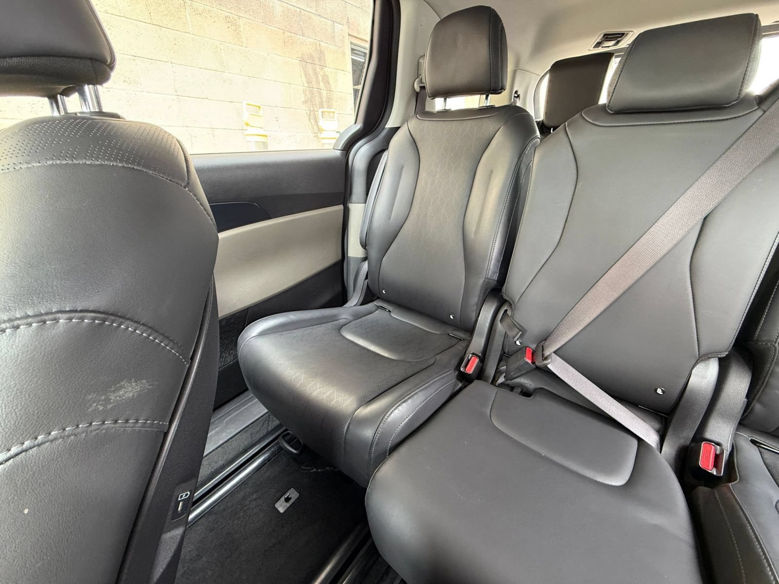 Used 2026 Kia Carnival FWD image 37