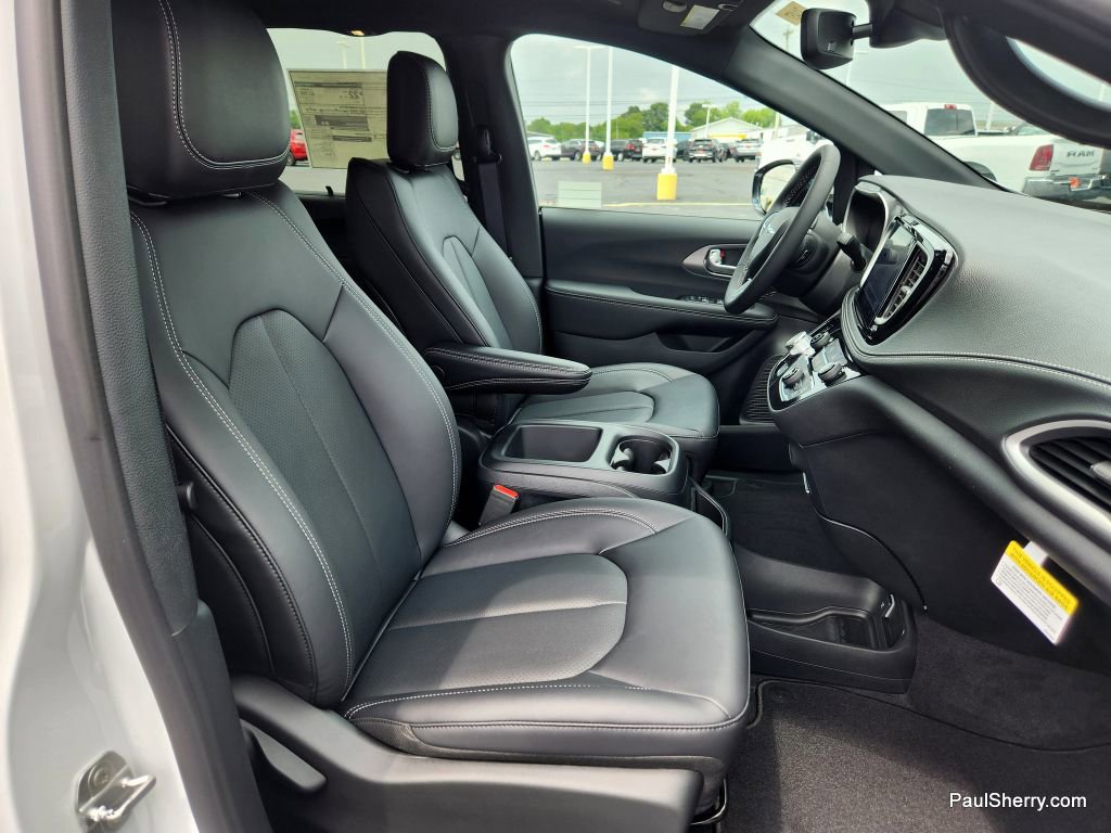New 2026 Chrysler Pacifica Select image 24