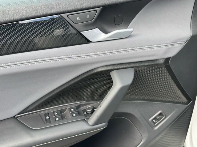 Used 2025 Volkswagen Tiguan SE image 32