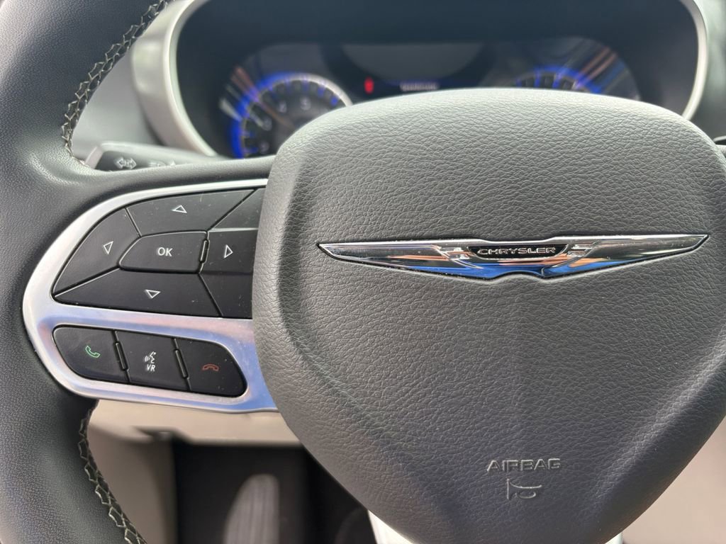 Certified 2023 Chrysler Pacifica Touring-L image 25