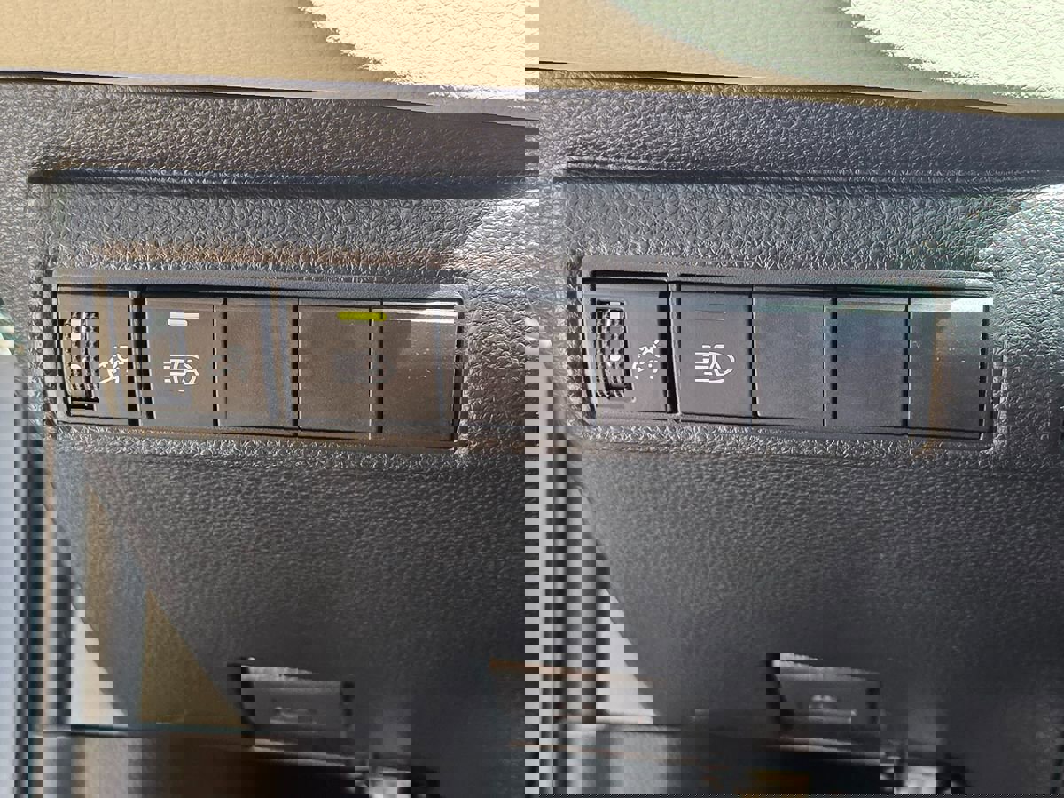 Used 2020 Toyota Corolla LE image 46