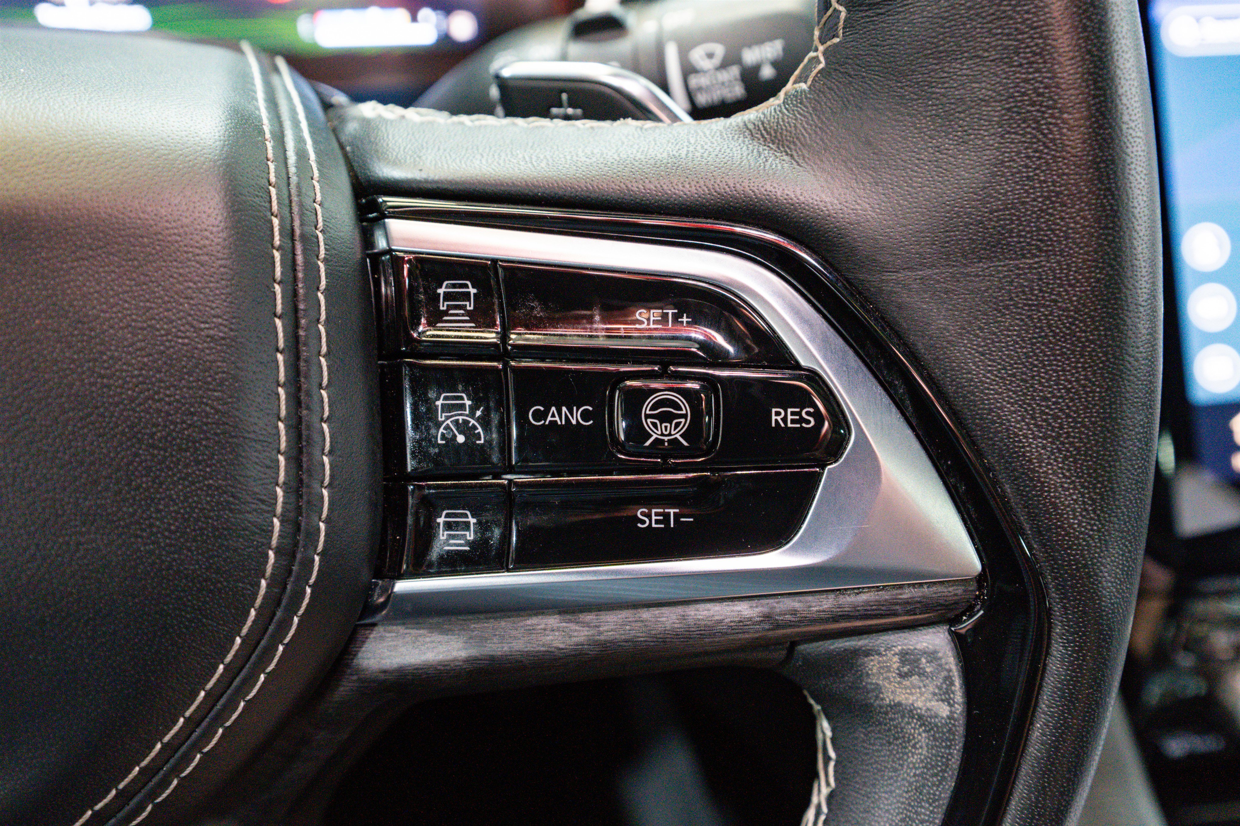 Used 2023 Jeep Grand Cherokee Overland w/ Advanced Protech Group III image 31