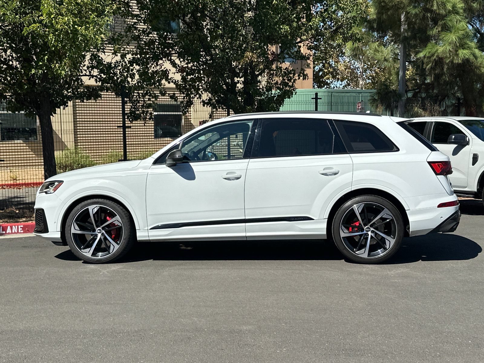 Used 2023 Audi SQ7 Prestige w/ Prestige Package AWD/4WD image 3