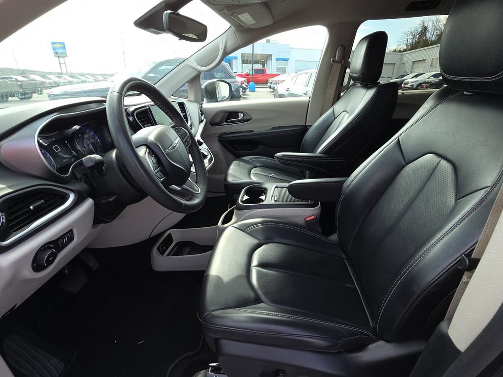Used 2023 Chrysler Pacifica Touring-L FWD image 15